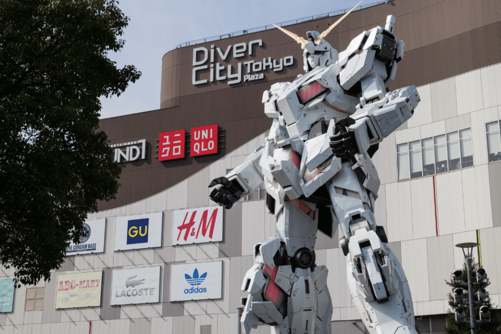 Foto del Gundam tamaño real frente al centro comercial Diver City en Odaiba, Tokio