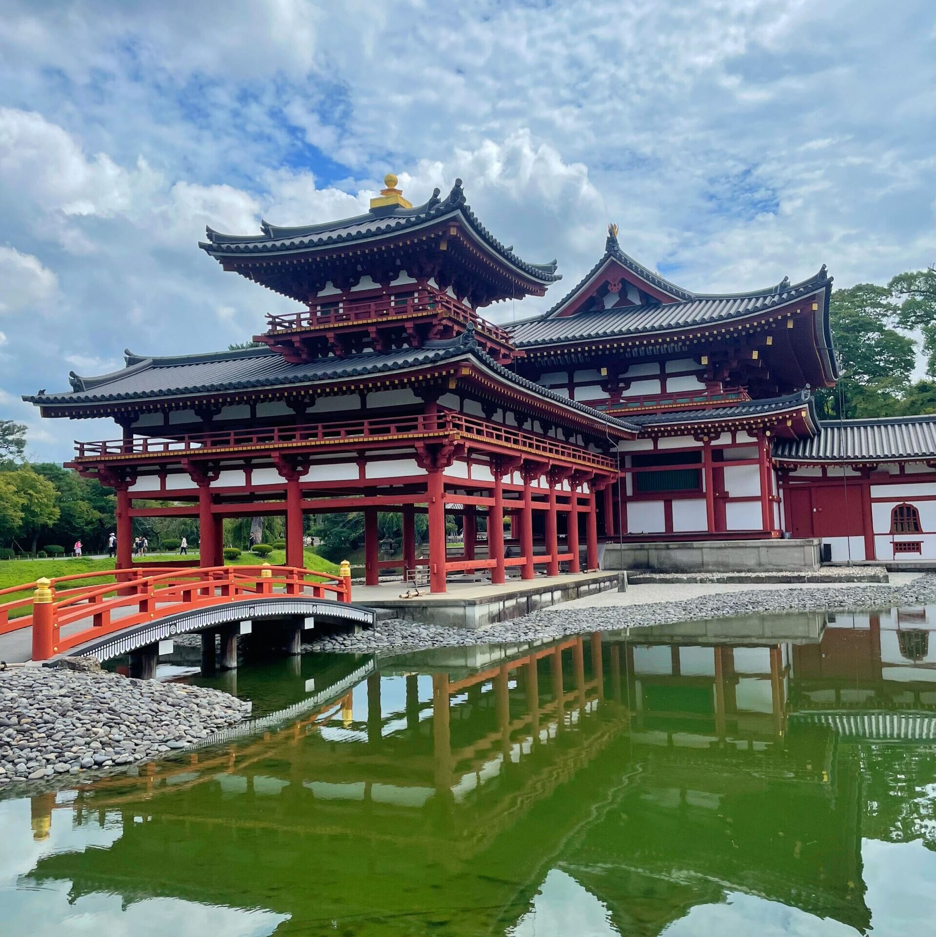Templo Byōdō-in en Kioto, Japón durante el verano